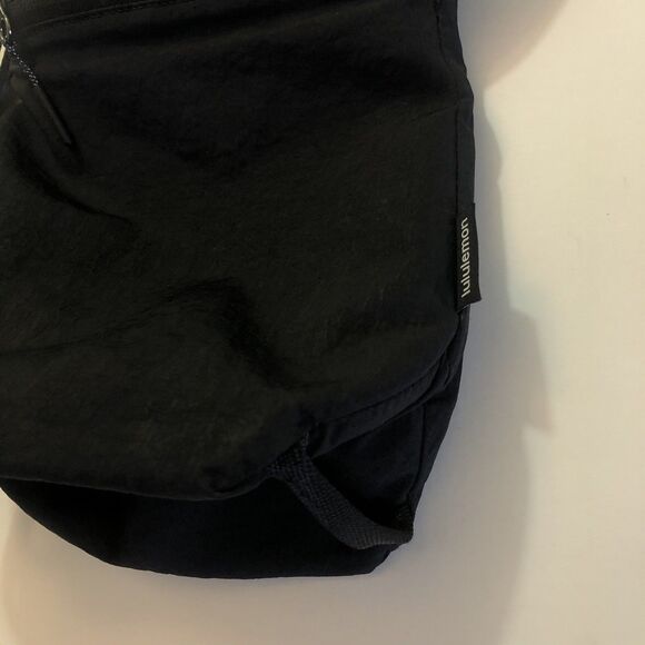 Lululemon Water Bottle Crossbody Bag Black 2.5L Adjustable Strap Travel Hiking - Picture 2 of 8